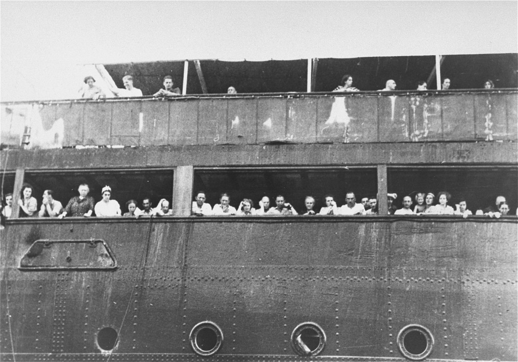 Refugiados judíos en el barco St. Louis frente al puerto de La Habana, mayo de 1939.