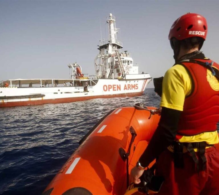 El buque Open Arms llega al puerto de Algeciras con 87 migrantes a bordo