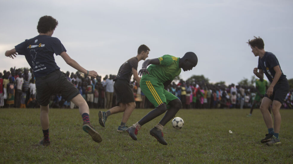 Partido de fútbol entre expedicionarios de España Rumbo al Sur y refugiados de Sudan del Sur en el asentamiento de Palabek (Uganda).