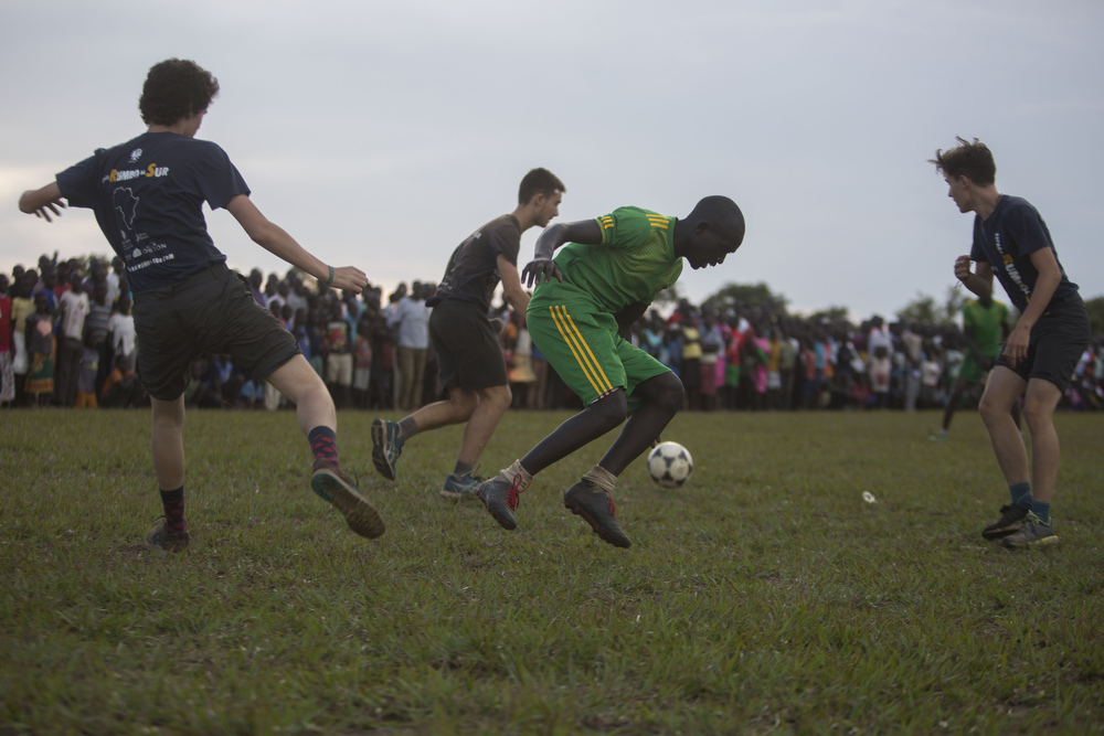 Partido de fútbol entre expedicionarios de España Rumbo al Sur y refugiados de Sudan del Sur en el asentamiento de Palabek (Uganda).