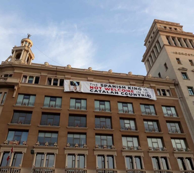 La Delegación del Gobierno pide información sobre la pancarta contra el rey