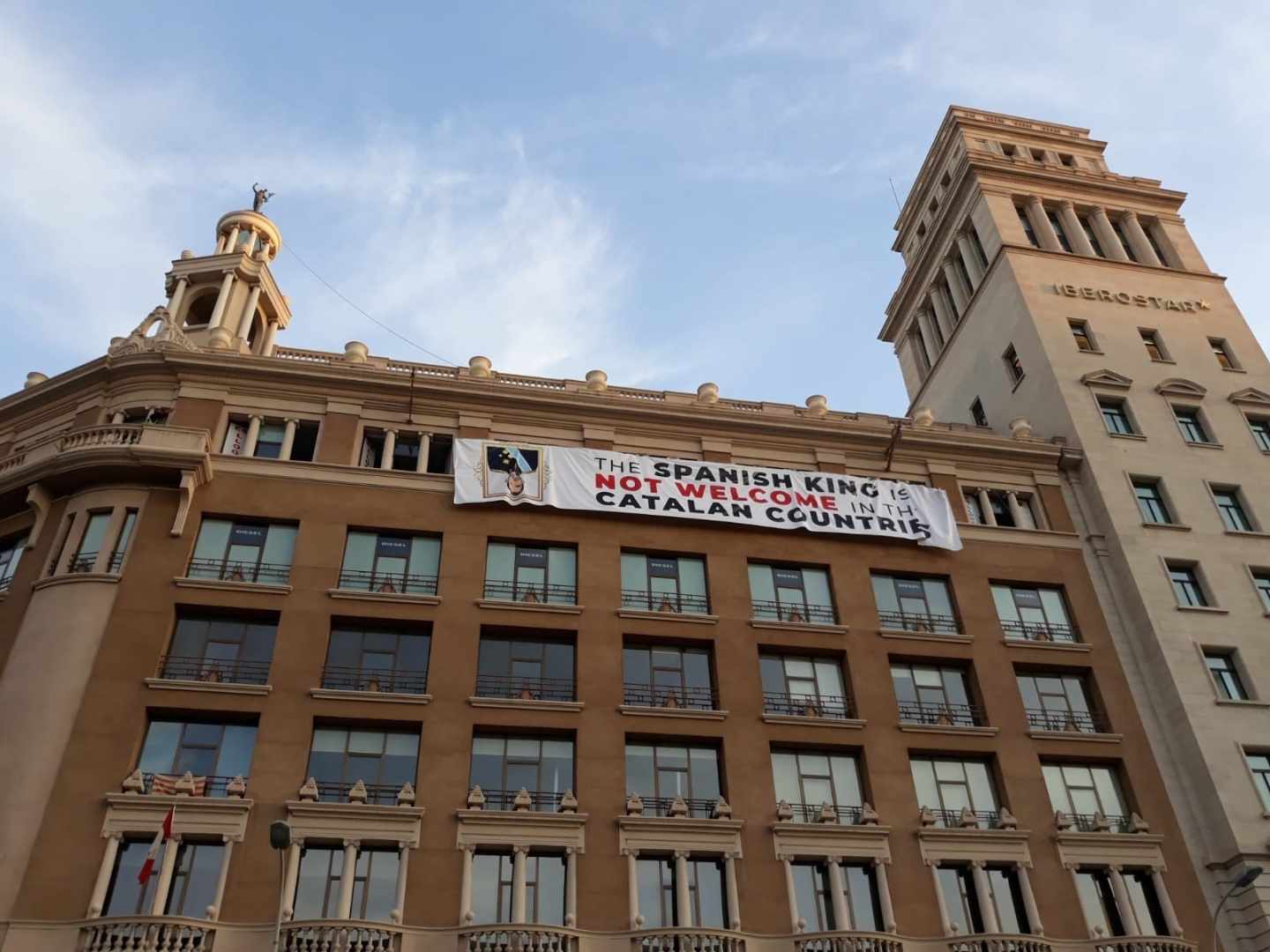 Inacción de los Mossos ante la pancarta contra el Rey tras recibir una "contraorden"