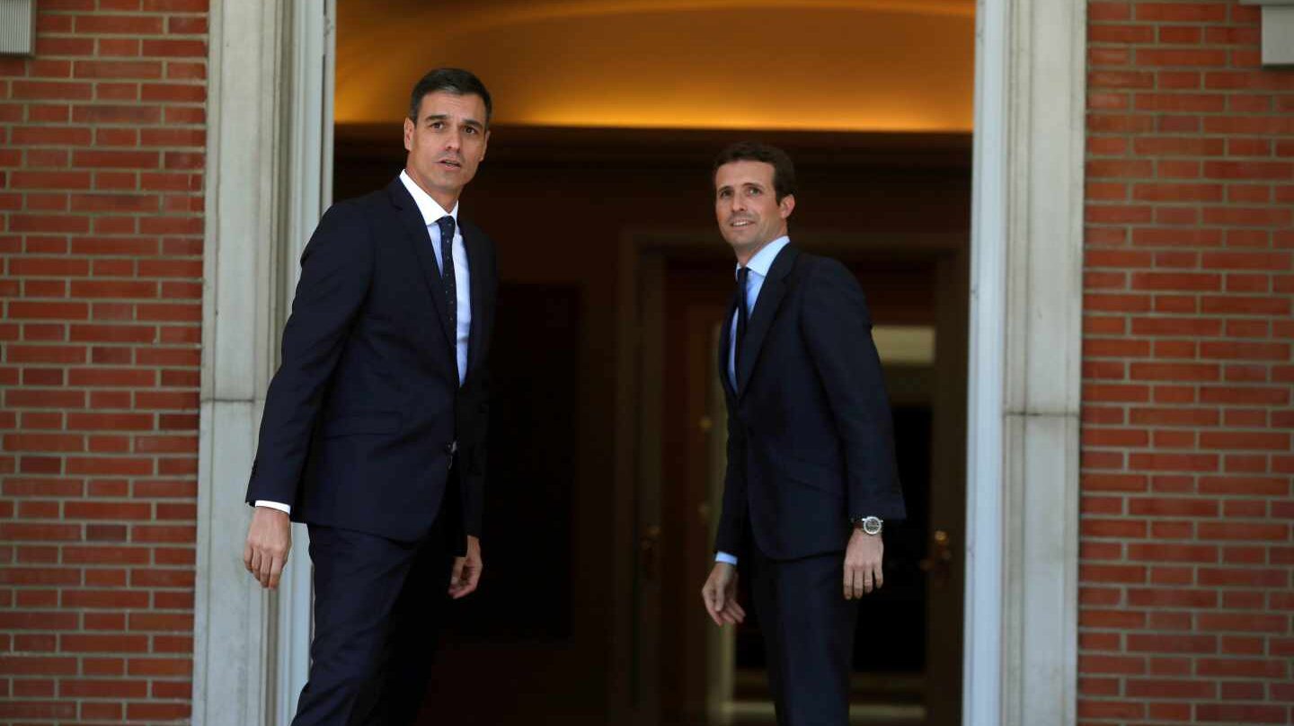 El presidente del Gobierno, Pedro Sánchez recibe al líder del PP, Pablo Casado, en La Moncloa.