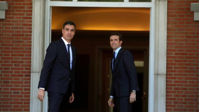 El presidente del Gobierno, Pedro Sánchez recibe al líder del PP, Pablo Casado, en La Moncloa.