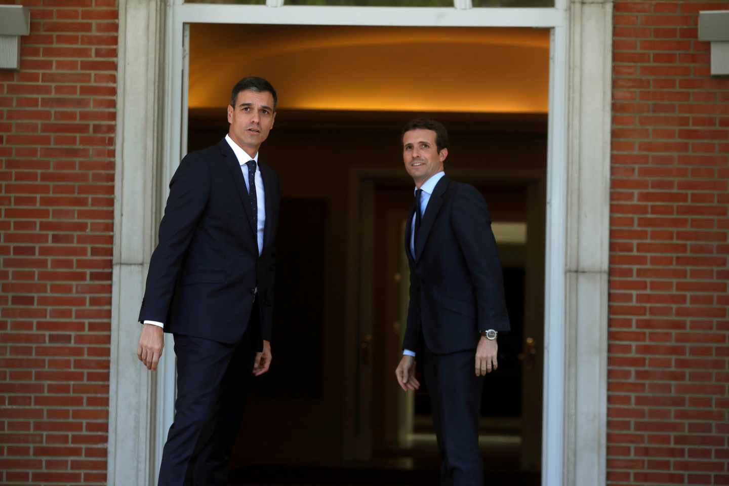 El presidente del Gobierno, Pedro Sánchez recibe al líder del PP, Pablo Casado, en La Moncloa.