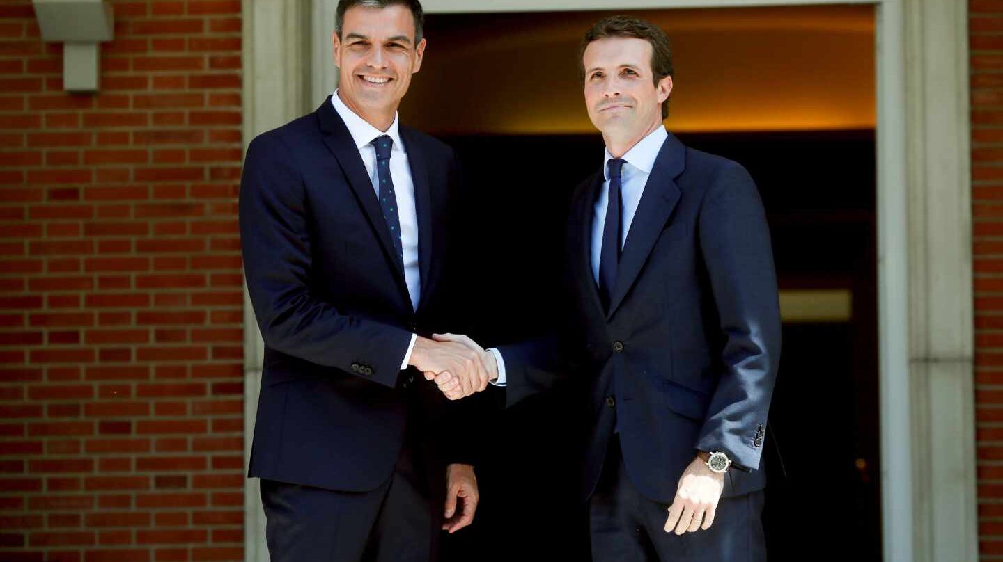 El presidente del Gobierno, Pedro Sánchez recibe al líder del PP, Pablo Casado, en La Moncloa.