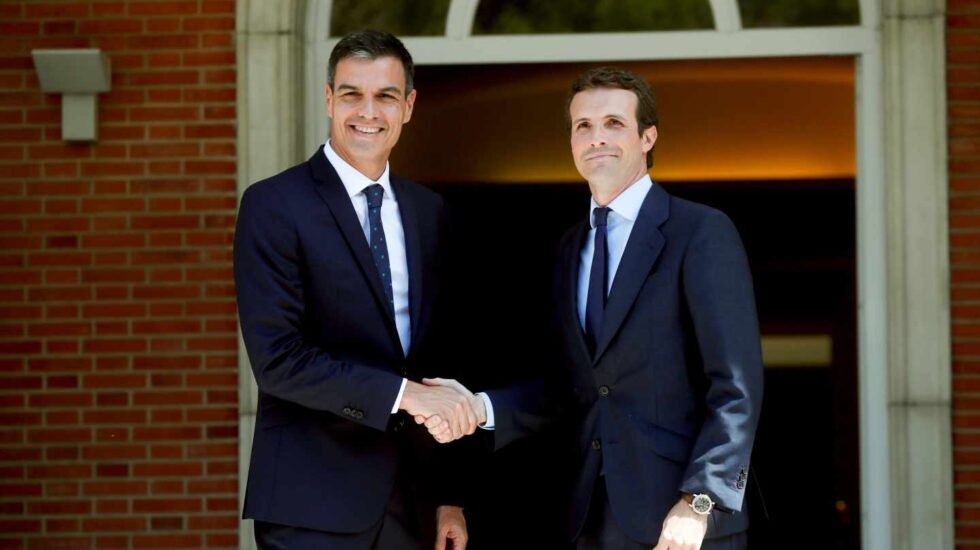 El presidente del Gobierno, Pedro Sánchez recibe al líder del PP, Pablo Casado, en La Moncloa.