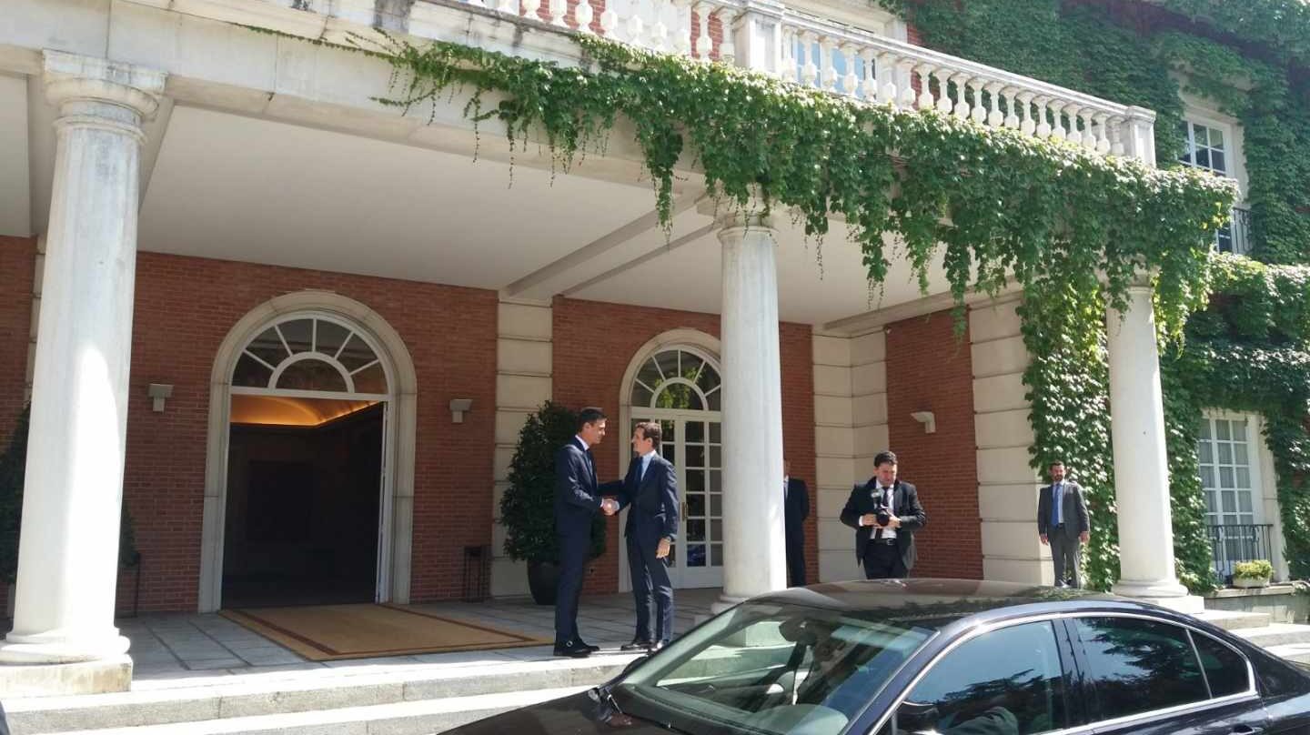 El presidente del Gobierno, Pedro Sánchez recibe al líder del PP, Pablo Casado, en La Moncloa.
