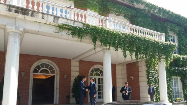 El presidente del Gobierno, Pedro Sánchez recibe al líder del PP, Pablo Casado, en La Moncloa.