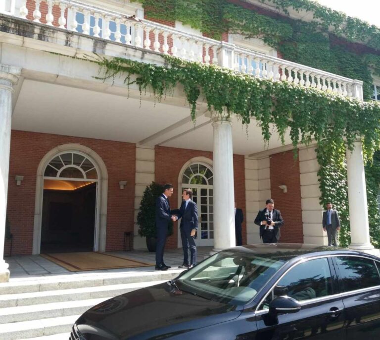 Finaliza tras dos horas y media la primera reunión de Sánchez y Casado en La Moncloa