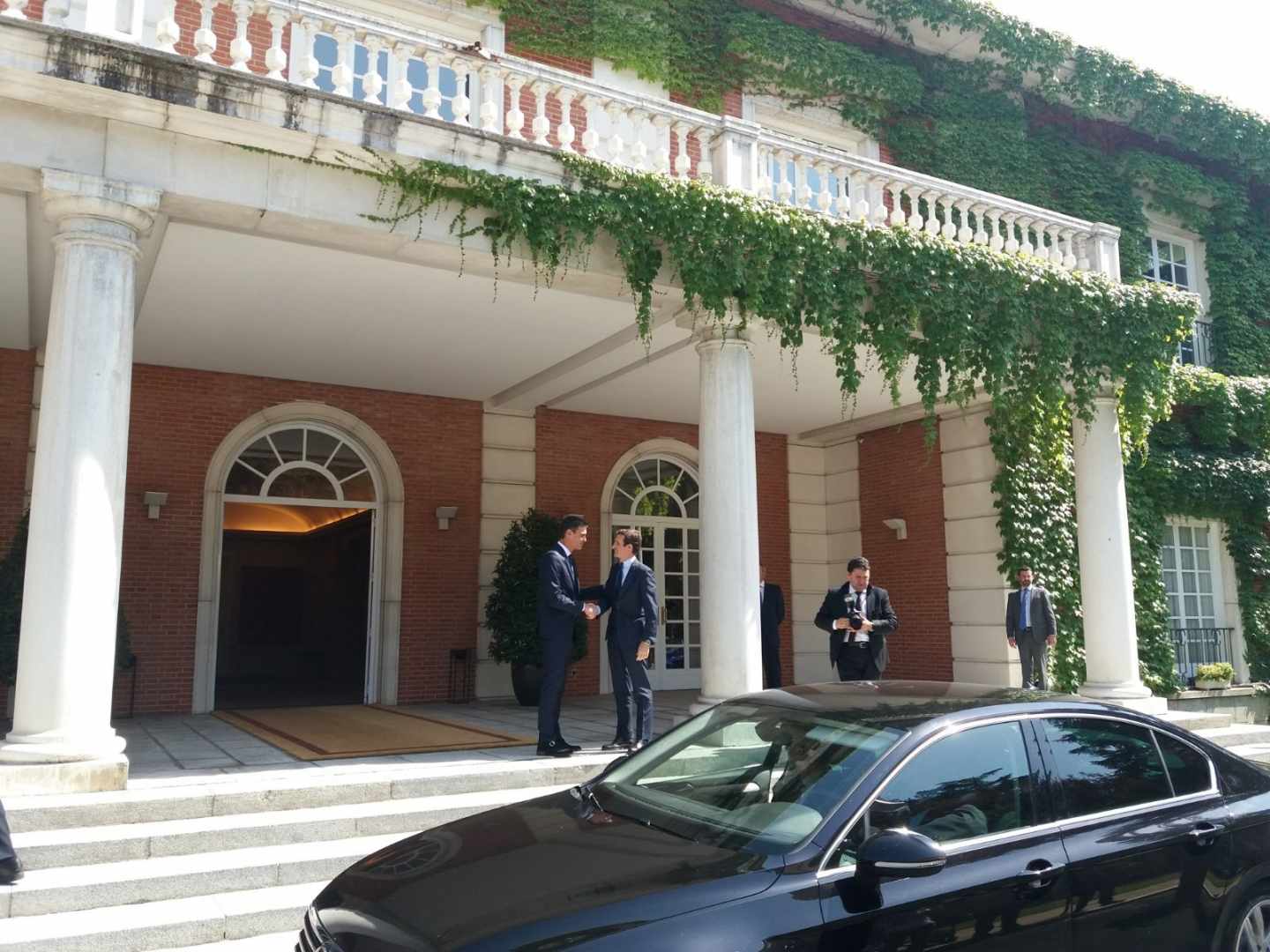 El presidente del Gobierno, Pedro Sánchez recibe al líder del PP, Pablo Casado, en La Moncloa.