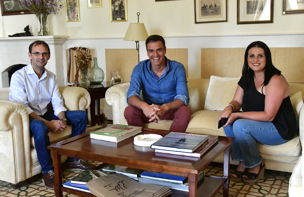 Pedro Sánchez, con el alcalde de Sanlúcar y la alcaldesa de Almonte durante sus vacaciones.