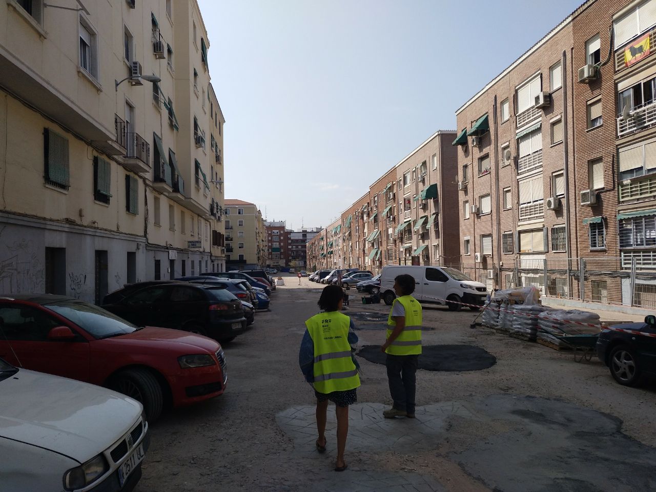 Dos afiliadas a una ONG coordinan las labores de limpieza y cubrimiento de baches.