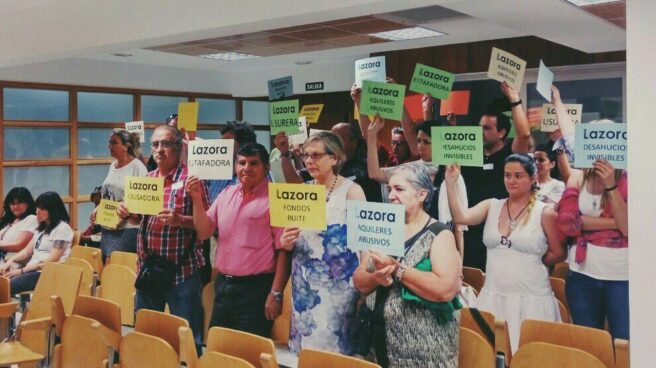 photo5780896590687481248 Vecinos afectados por la subida abusiva de los alquileres protestan en el último Pleno de San Sebastián de los Reyes.