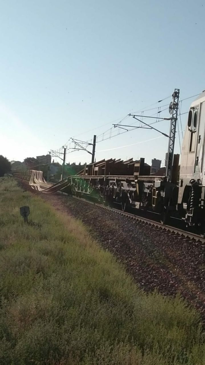 Imagen de la vía anegada de carriles que iban a ser transportados a la provincia de Zamora.