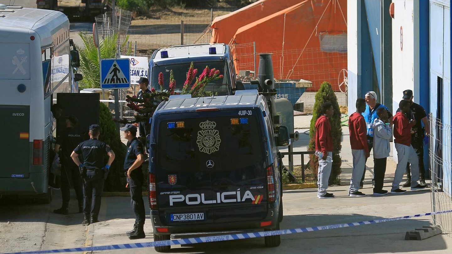 Los inmigrantes rescatados por el buque 'Open Arms', entran en una nave para ser atendidos.