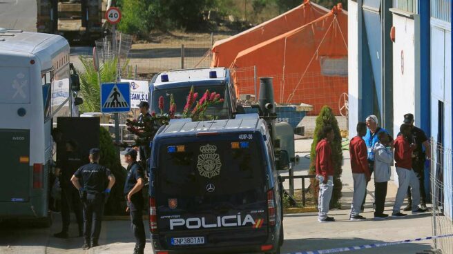 Los inmigrantes rescatados por el buque 'Open Arms', entran en una nave para ser atendidos.