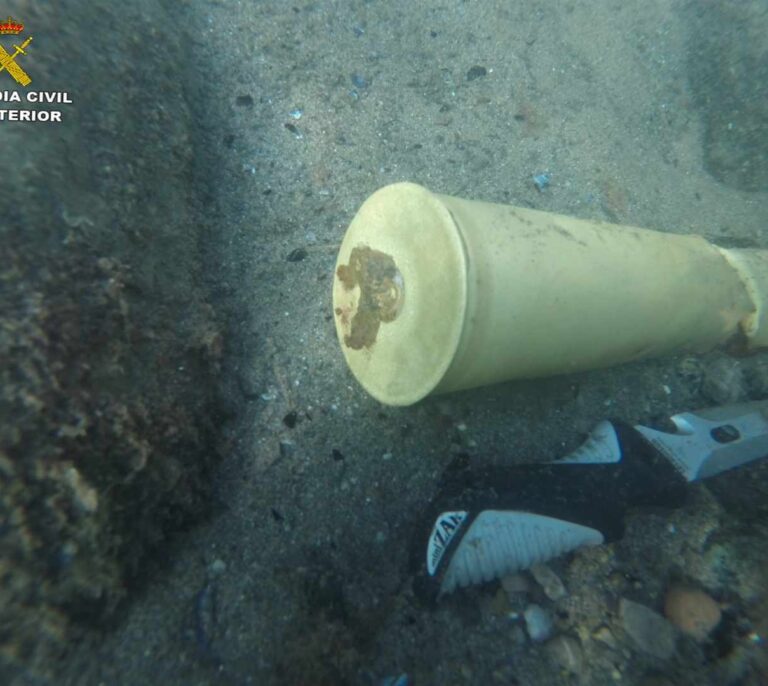 Desactivan un proyectil de la Guerra Civil en la costa del Garraf (Barcelona)