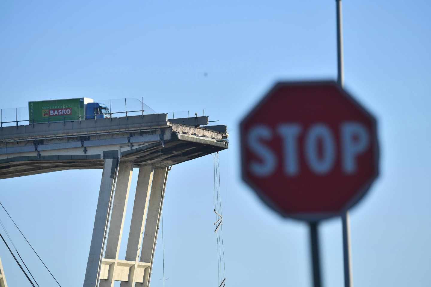 El puente Morandi de Génova, después del derrumbe de parte de su estructura.