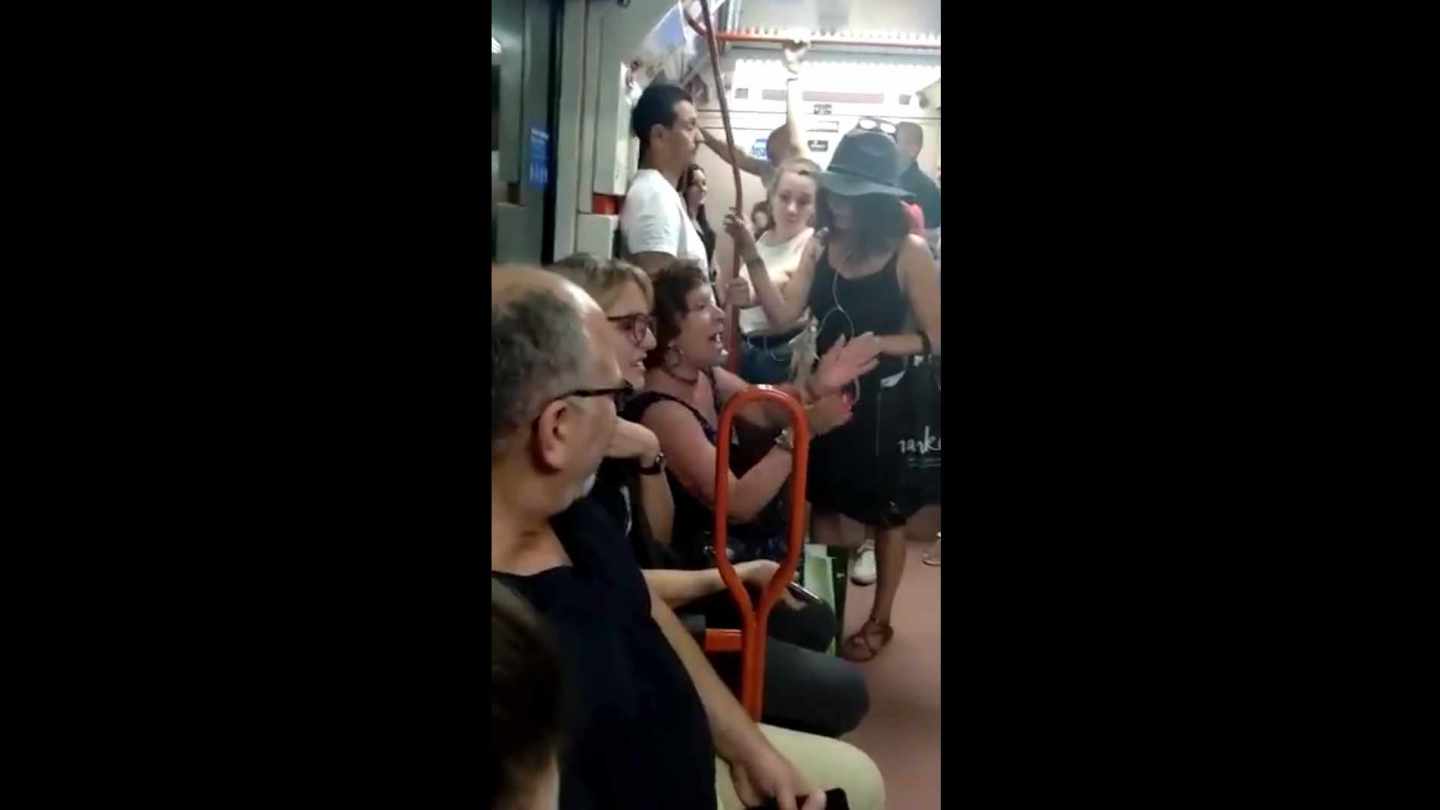 La reacción de los pasajeros del Metro de Madrid a los comentarios racistas de una usuaria