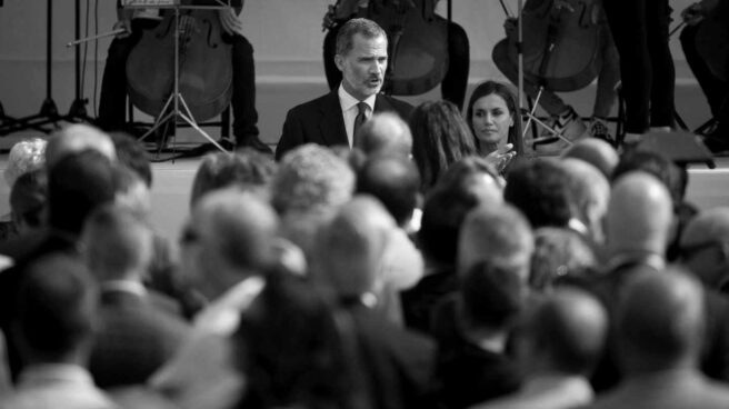 Los Reyes Felipe y Letizia, durante el acto de homenaje a las víctimas del 17-A.