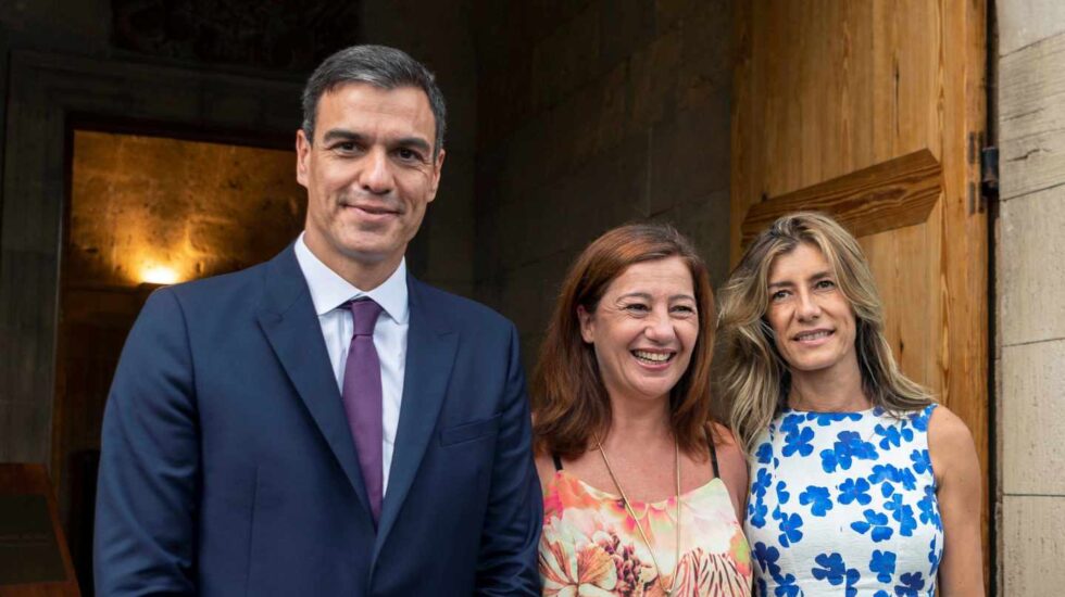 Pedro Sánchez, Francina Armengol y Begoña Gómez.
