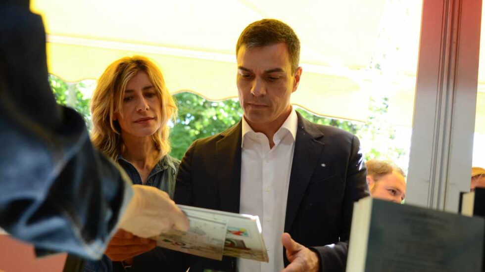 Begoña Gómez y Pedro Sánchez, en la feria del Libro de Madrid.