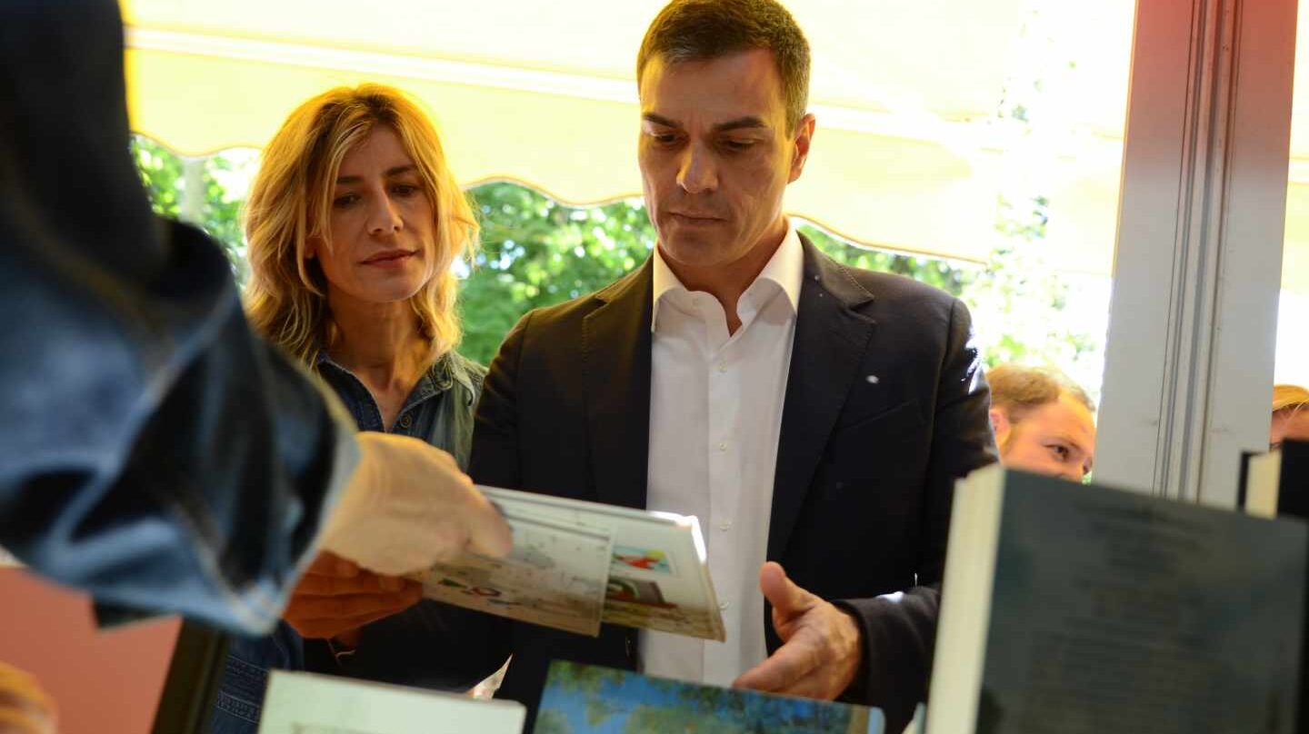 Begoña Gómez y Pedro Sánchez, en la feria del Libro de Madrid.