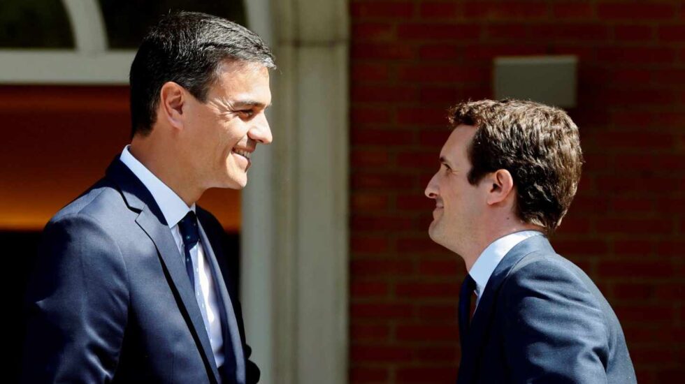 Pedro Sánchez y Pablo Casado, antes de su reunión en Moncloa.