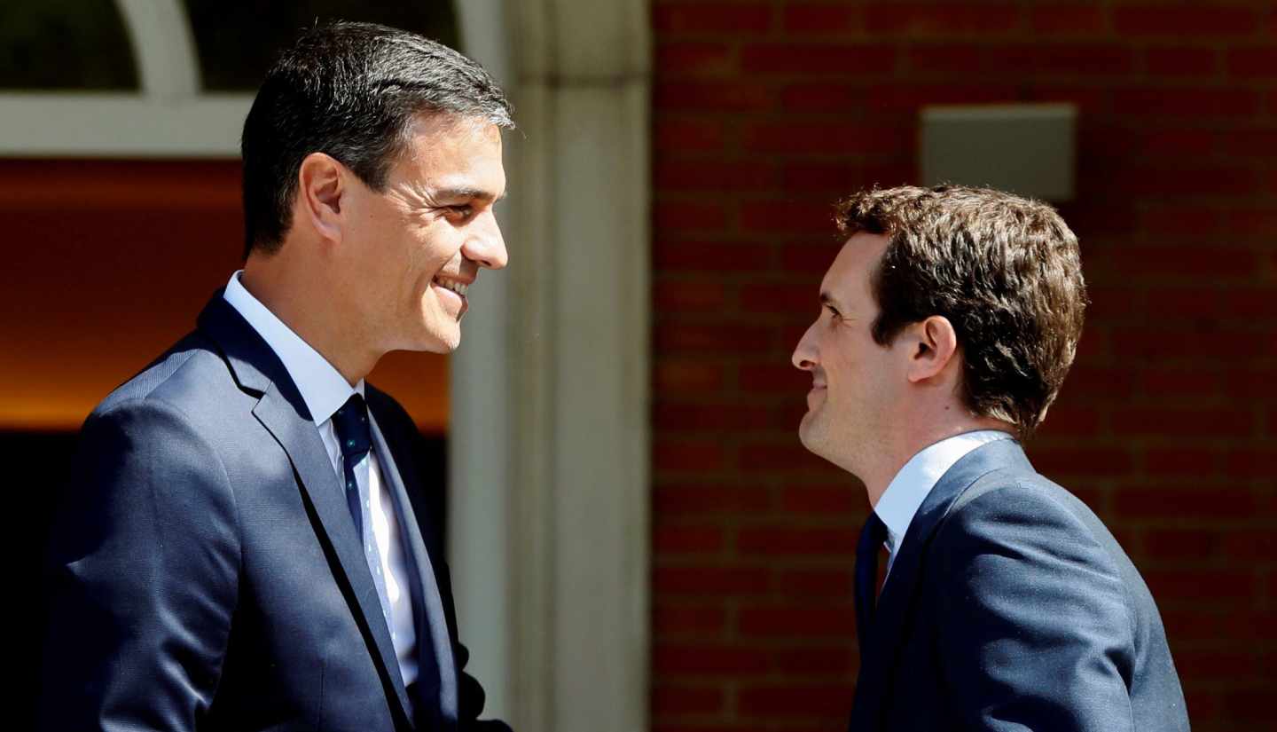 Pedro Sánchez y Pablo Casado, antes de su reunión en Moncloa.