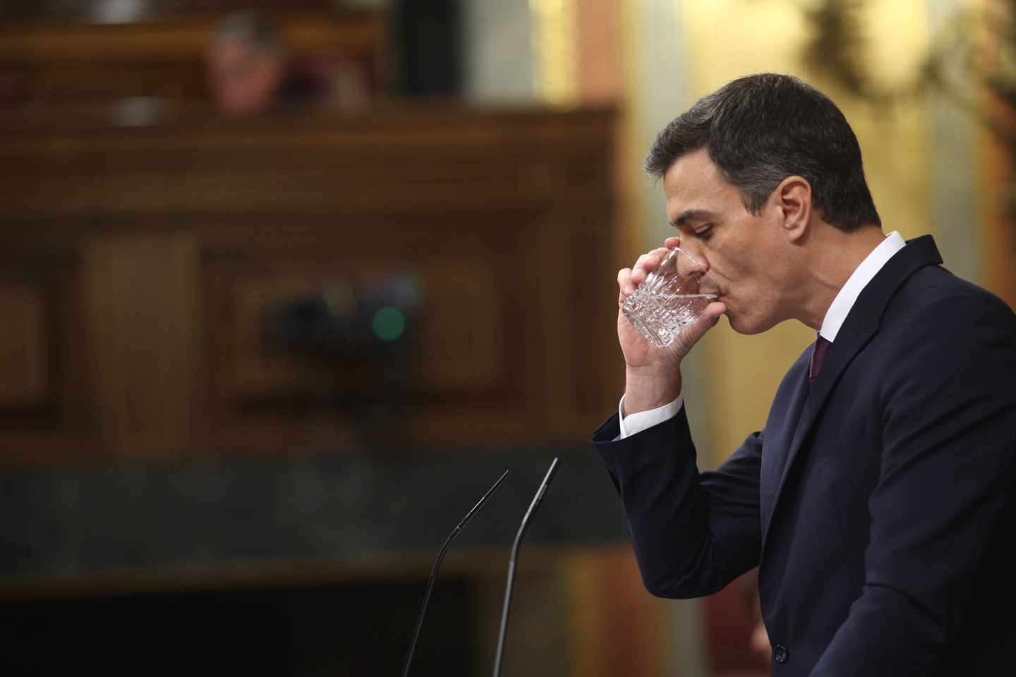 Sánchez, forzado a renunciar al 'decretazo' para 'saltarse' el Senado con el déficit