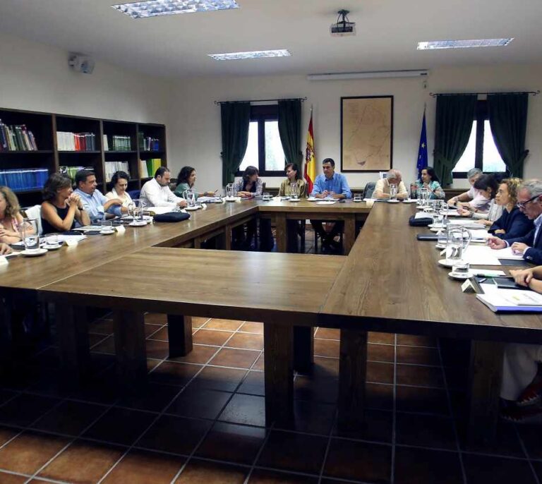 Sánchez y sus ministros "reflexionan" en Quintos de Mora, "el rancho de Aznar"