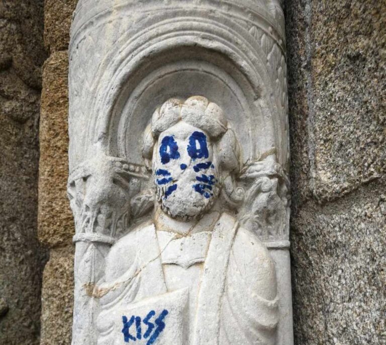Una escultura de la fachada de Praterías de la Catedral de Santiago amanece pintada con bigotes