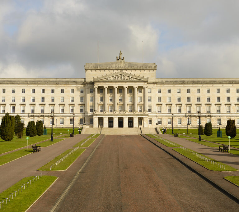 Irlanda del Norte supera el récord de Bélgica y ya es el país que más tiempo ha pasado sin Gobierno