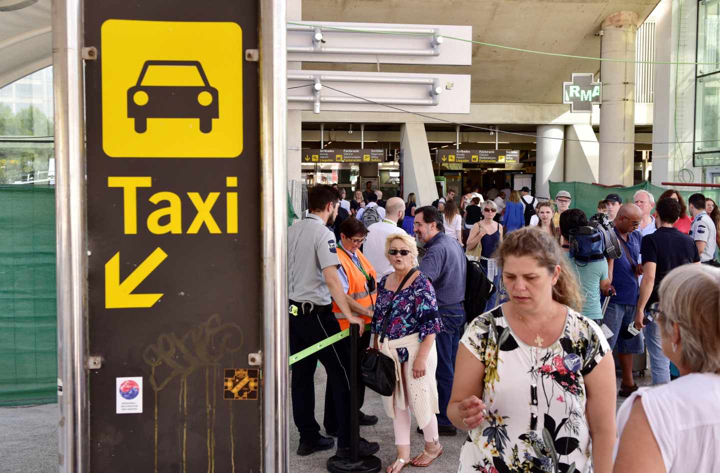 Varios turistas esperan en la cola del Aeropuerto de Palma para coger un taxi.