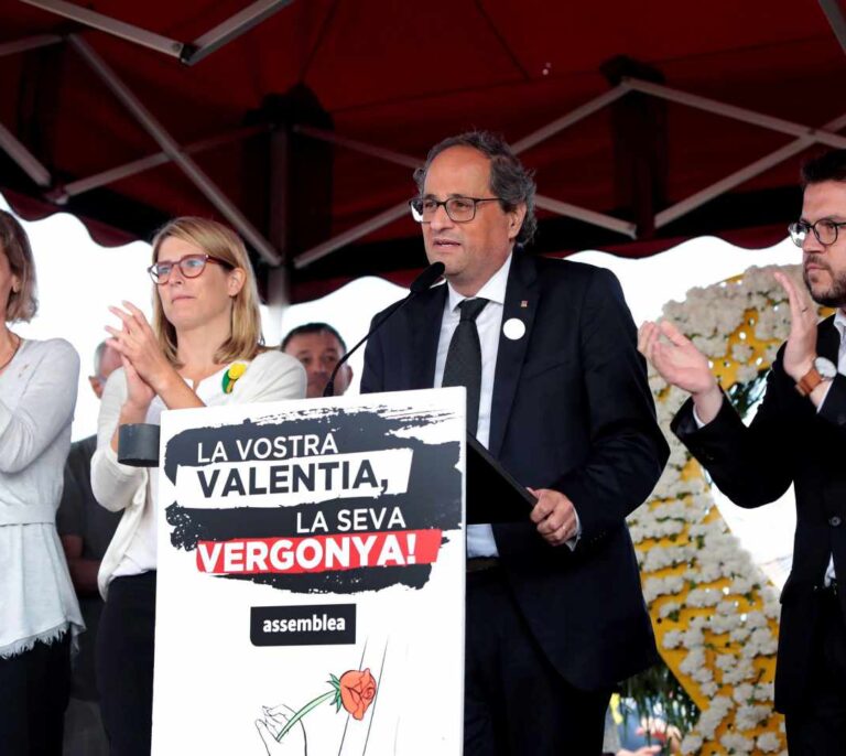Torra, abucheado en el Instituto Palau, el centro denunciado por acoso a hijos de policías