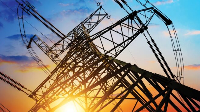 Una torre de electricidad, que tendrá suministro este verano Una torre de electricidad