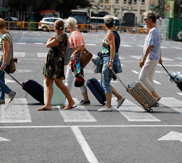 El turismo inyecta a España un récord de 27.700 millones pese al frenazo de llegadas