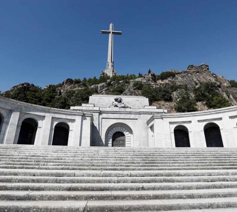 Largas colas en el Valle de los Caídos el día que el Gobierno aprueba el decreto para exhumar a Franco