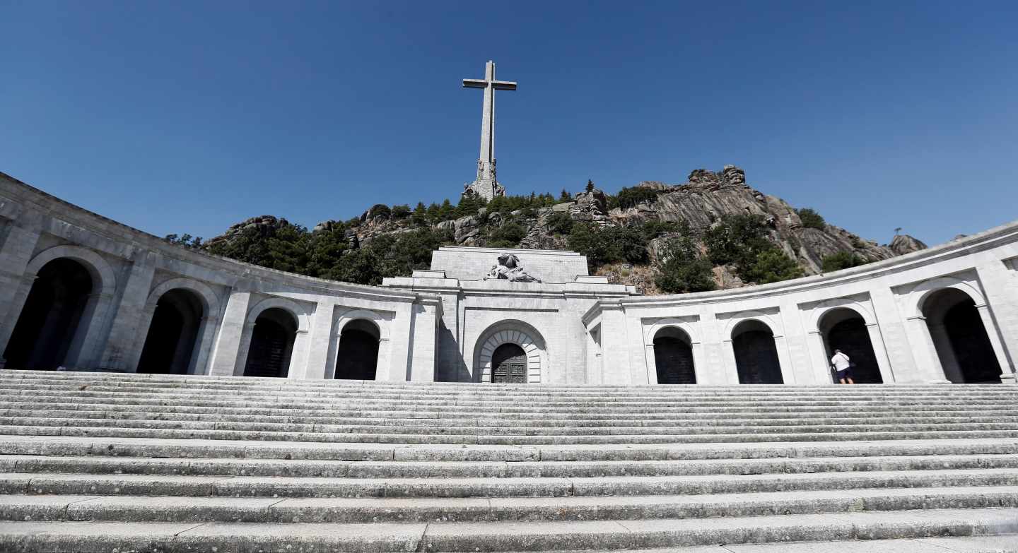 Largas colas en el Valle de los Caídos el día que el Gobierno aprueba el decreto para exhumar a Franco
