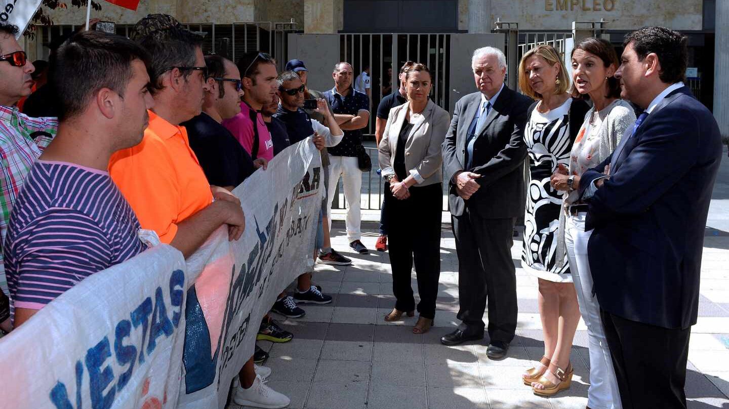 La ministra de Industria, Reyes Maroto, conversa con trabajadores de la planta de Vestas de León.