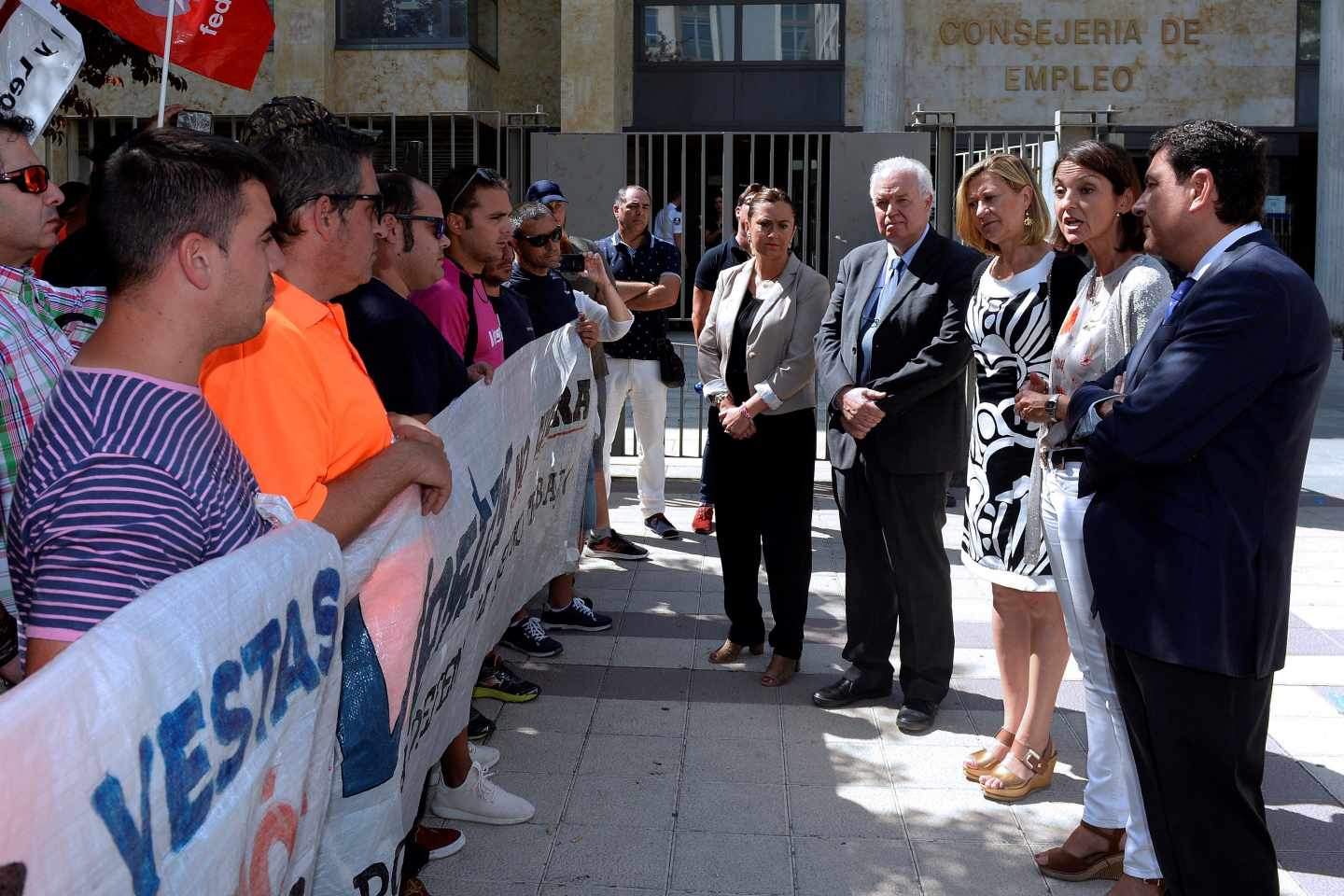 La ministra de Industria, Reyes Maroto, conversa con trabajadores de la planta de Vestas de León.