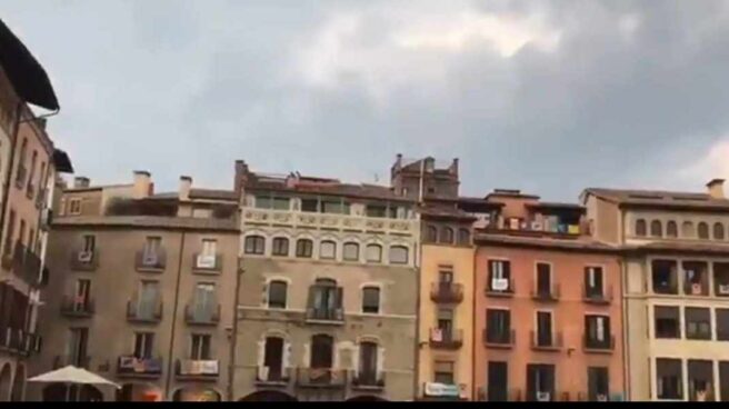 Captura de un vídeo de la plaza central de Vic en el que se apela por vídeo a la libertad de los "presos políticos".