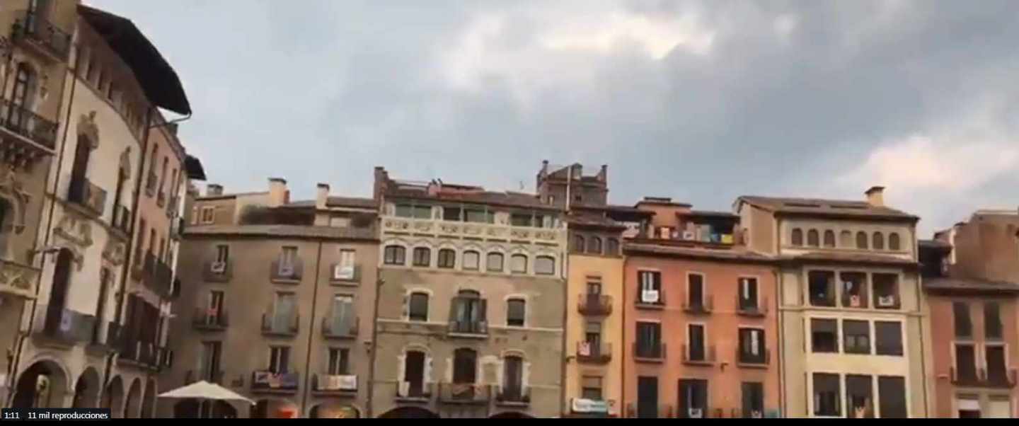 Captura de un vídeo de la plaza central de Vic en el que se apela por vídeo a la libertad de los "presos políticos".