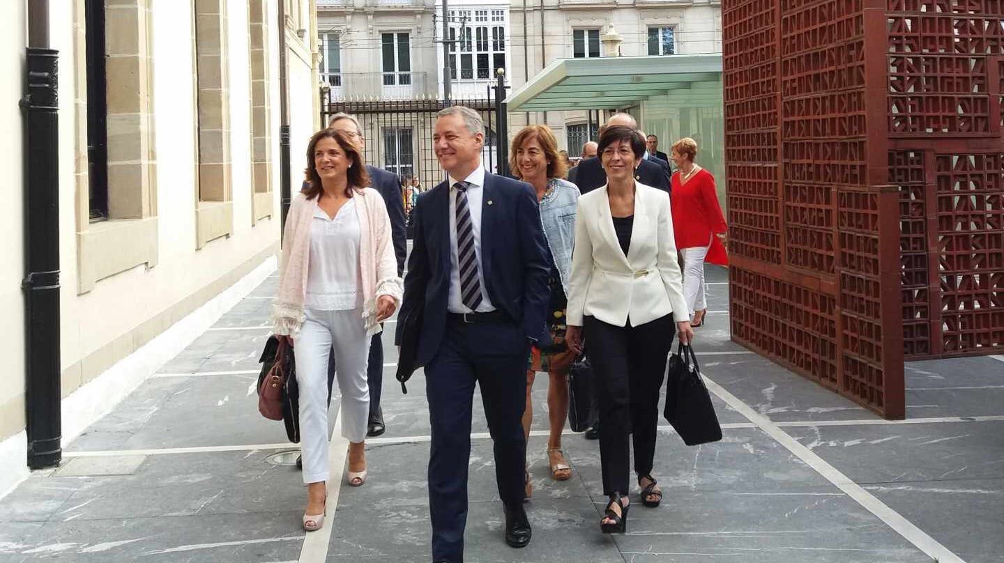 El lehendakari Iñigo Urkullu, acompañado de parte de su Gobierno, a su llegada al Parlamento Vasco.