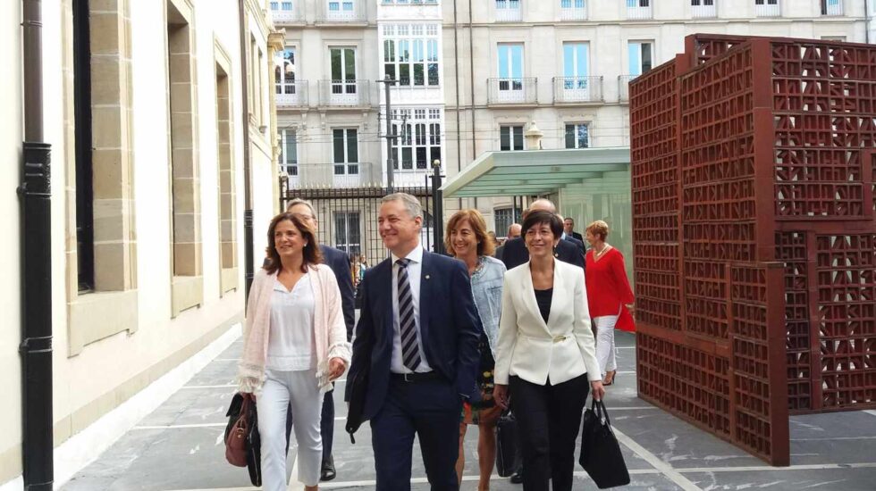 El lehendakari Iñigo Urkullu, acompañado de parte de su Gobierno, a su llegada al Parlamento Vasco.