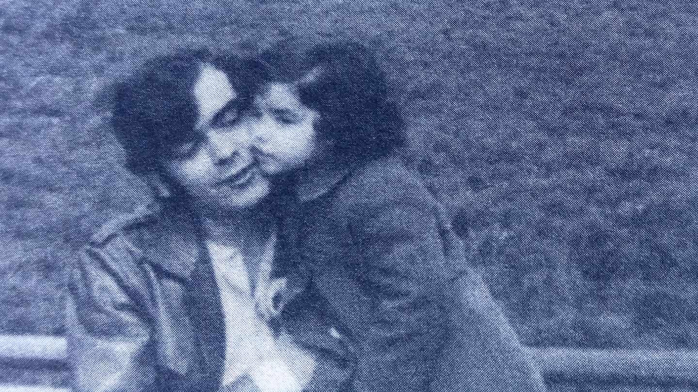 Marta Buesa, junto a su padre, Fernando Buesa, en la imagen que ilustra su relato en 'Memorias del Terrorismo en España'.