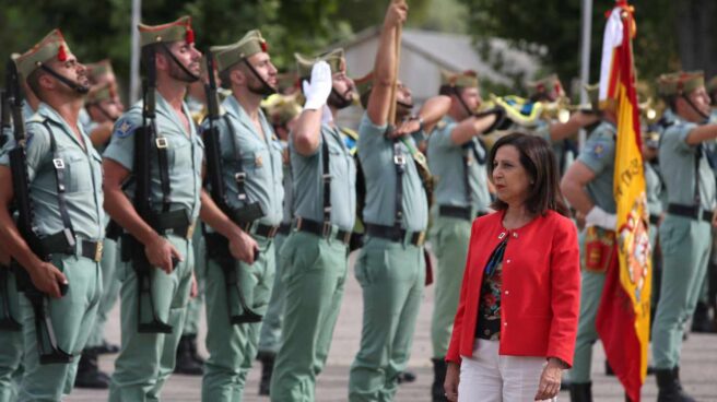 entrega bombas precisión láser arabia contrato Gobierno PSOE Podemos Margarita Robles pasa revista a la Legión en Ronda (Málaga).