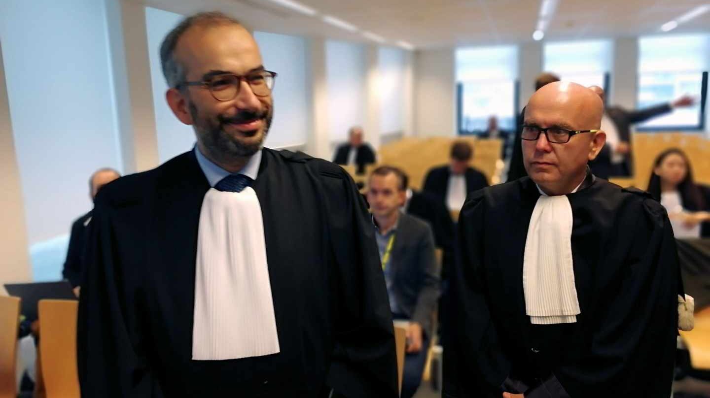El abogado del juez Llarena, Hackim Boularbah, y Gonzalo Boye, en el Juzgado de Bruselas.