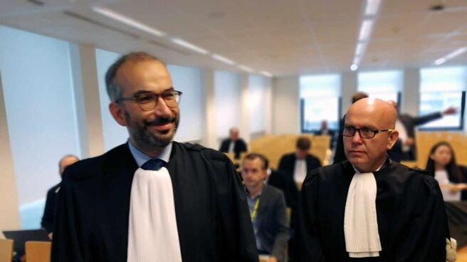 El abogado del juez Llarena, Hackim Boularbah, y Gonzalo Boye, en el Juzgado de Bruselas. El abogado del juez Llarena, Hackim Boularbah, y Gonzalo Boye, en el Juzgado de Bruselas.